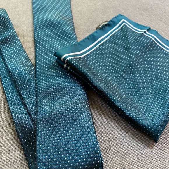 NWB Teal Micro Foulard Tie with matching silk pocket square. - Picture 2 of 7